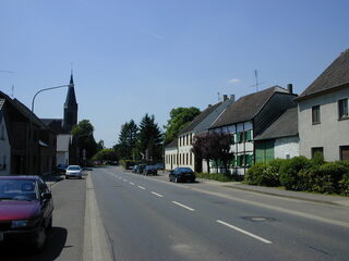 Die Heribertstraße mit der Pfarrkirche