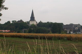 Weithin sichtbar überragt die Pfarrkirche St. Viktor das Neffeltal und den Ort